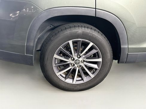 Used 2019 Toyota Highlander XLE FWD image 11