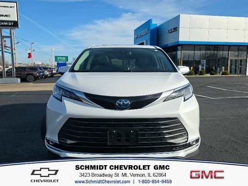 Used 2024 Toyota Sienna Limited image 2