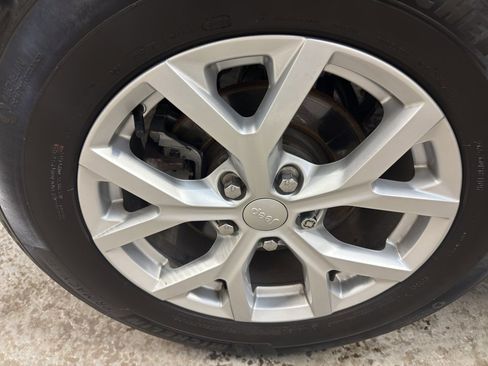 Used 2023 Jeep Grand Cherokee Limited image 35