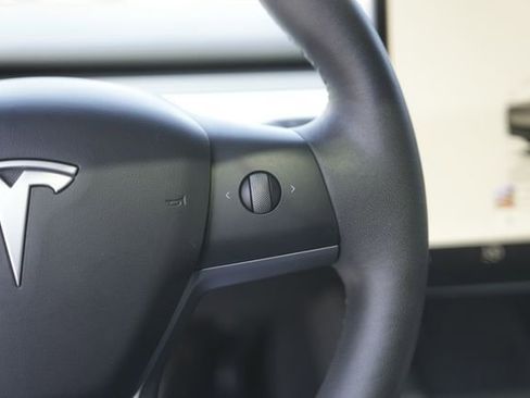 Used 2022 Tesla Model Y Long Range image 23