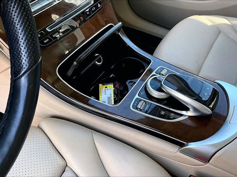 Used 2019 Mercedes-Benz GLC 300 4MATIC image 17