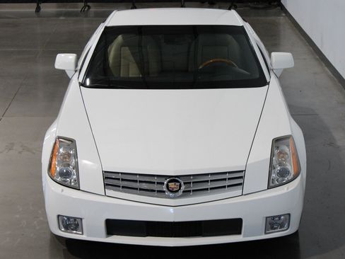 Used 2008 Cadillac XLR RWD image 16