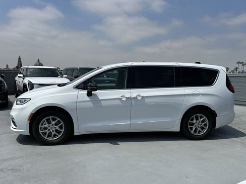 Used 2024 Chrysler Pacifica Touring-L FWD image 3