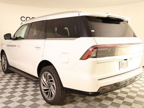 New 2026 Lincoln Navigator Premiere AWD/4WD image 24