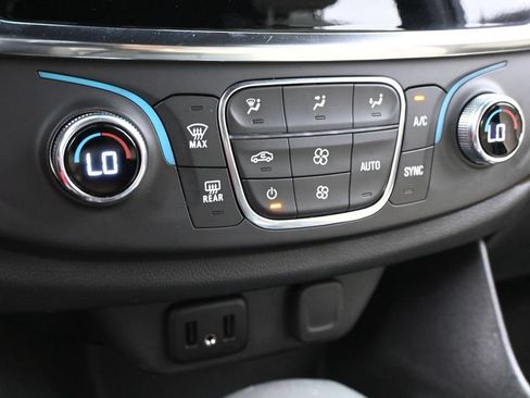 Used 2023 Chevrolet Traverse LS FWD image 19