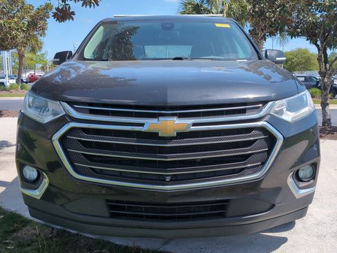 Used 2021 Chevrolet Traverse LT w/ LT Premium Package image 3