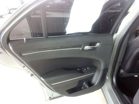 Used 2019 Chrysler 300 Touring w/ Chrome Appearance Package RWD image 20