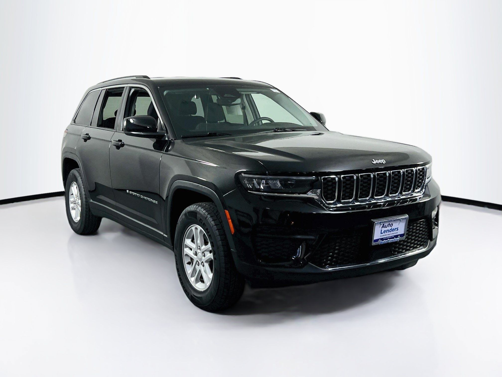 Used 2023 Jeep Grand Cherokee Laredo w/ Luxury Tech Group I AWD/4WD image 3