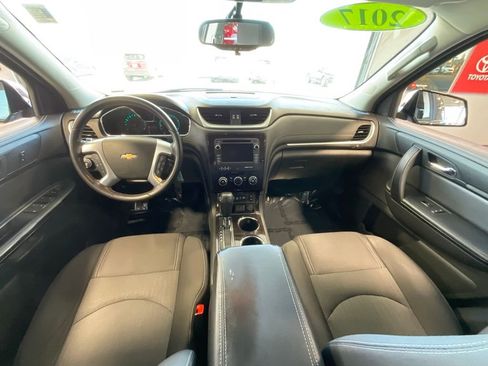 Used 2017 Chevrolet Traverse LT w/ Style and Technology Package image 8