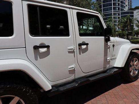 Used 2017 Jeep Wrangler Unlimited Sahara w/ Connectivity Group AWD/4WD image 23