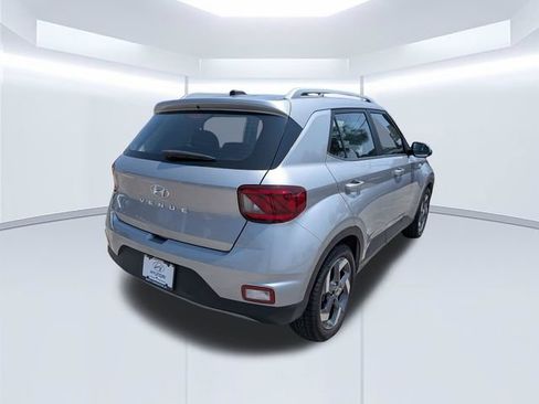 Used 2025 Hyundai Venue SEL FWD image 4