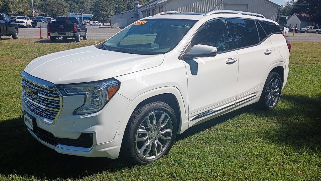Used 2023 GMC Terrain Denali w/ Denali Premium Package AWD/4WD image 3
