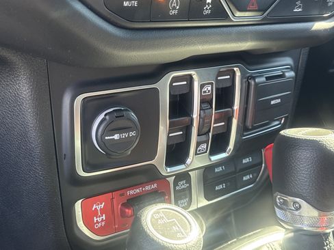 Certified 2025 Jeep Gladiator Rubicon w/ Convenience Group image 28