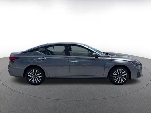 Used 2025 Nissan Altima 2.5 SV FWD image 16