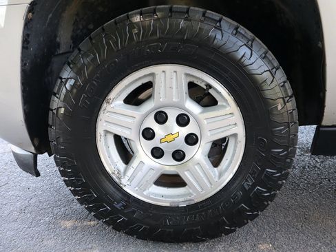 Used 2008 Chevrolet Suburban LT w/ LT Preferred Equipment Group AWD/4WD image 41