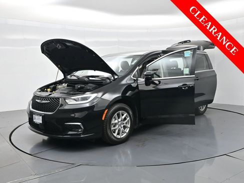 Used 2024 Chrysler Pacifica Touring-L image 34