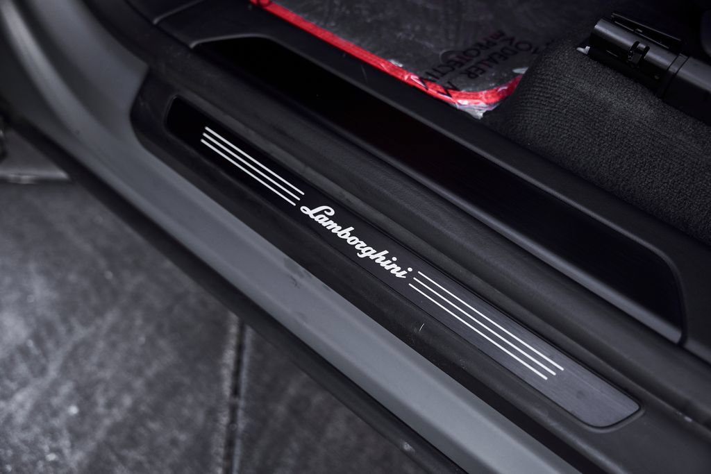 Used 2025 Lamborghini Urus SE AWD/4WD image 35