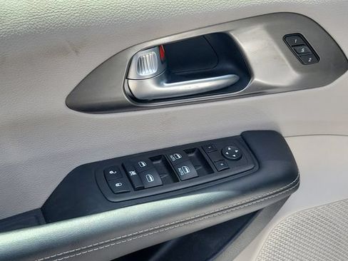 Used 2023 Chrysler Pacifica Touring-L FWD image 17