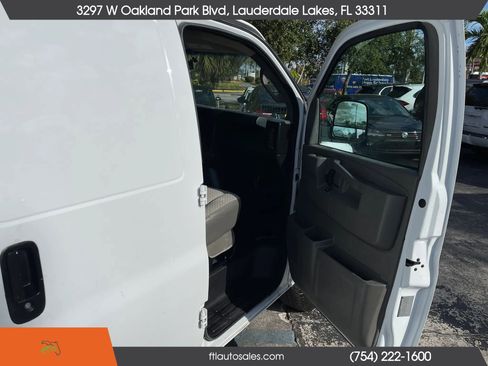 Used 2017 GMC Savana 3500 Extended Van 3D image 27