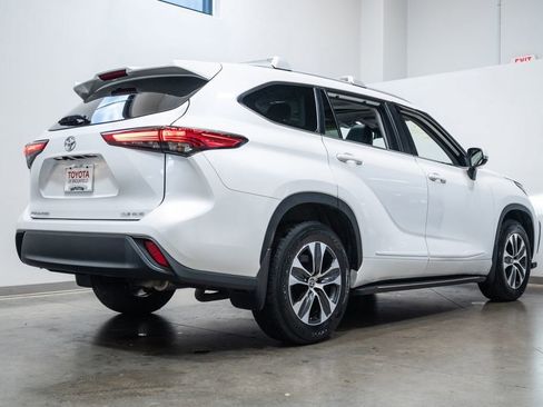 Used 2023 Toyota Highlander XLE AWD/4WD image 9