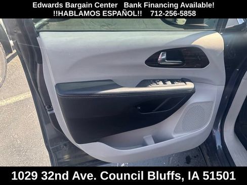 Used 2023 Chrysler Pacifica Limited FWD image 18