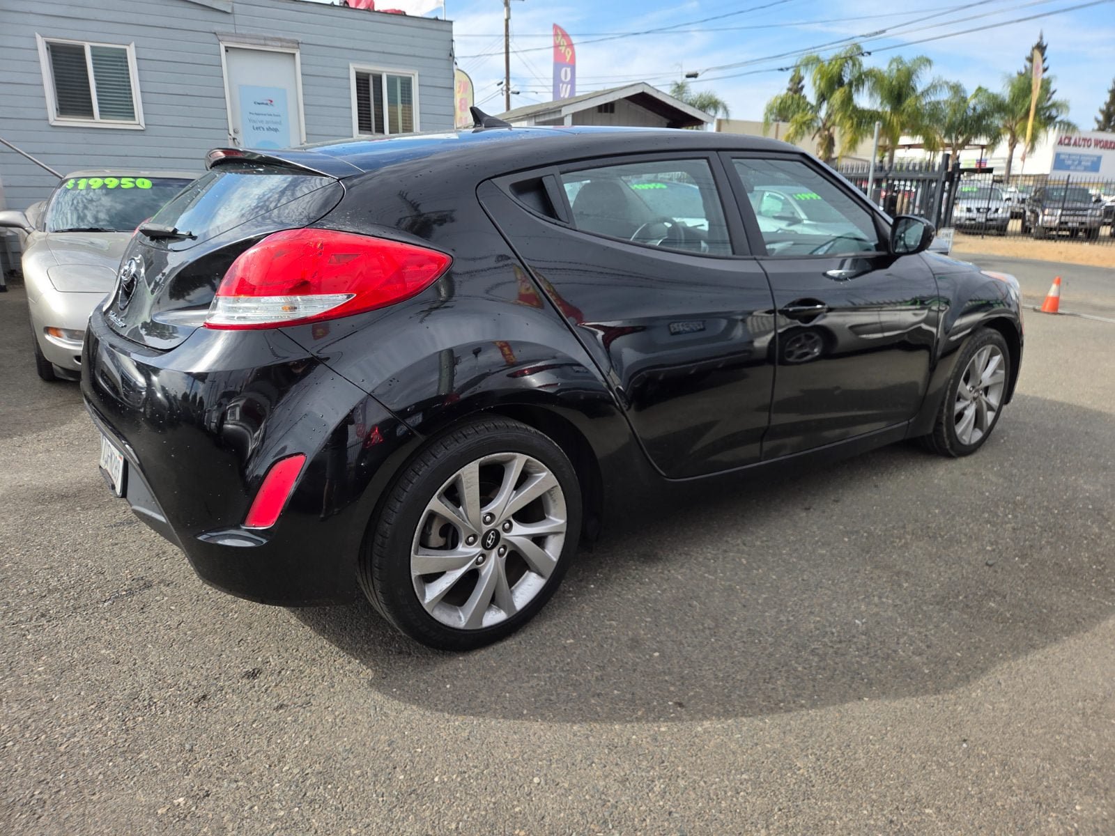 Used 2016 Hyundai Veloster FWD image 3