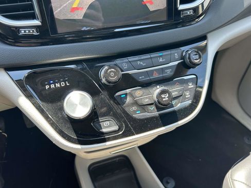 Used 2023 Chrysler Pacifica Touring-L FWD image 24