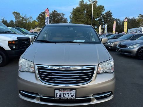 Used 2014 Chrysler Town & Country Touring image 2