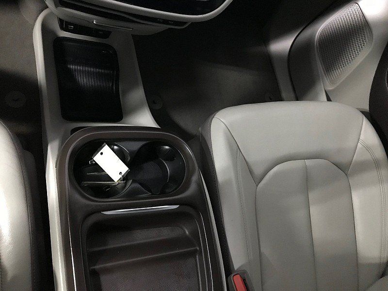 Used 2017 Chrysler Pacifica Touring-L FWD image 29