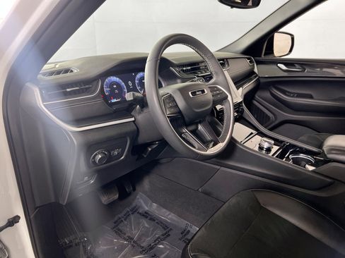 Used 2023 Jeep Grand Cherokee Altitude image 9