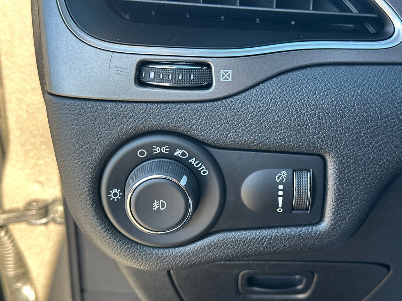 Used 2019 Jeep Cherokee Latitude w/ Popular Appearance Group FWD image 31