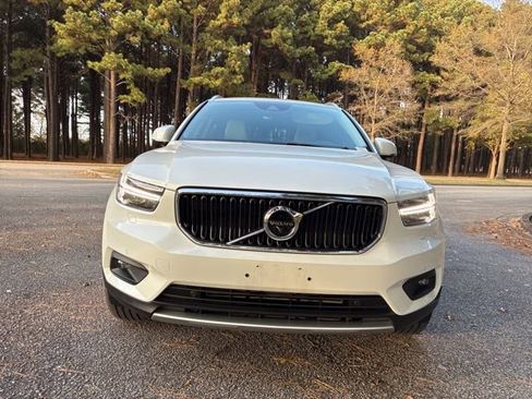 Used 2022 Volvo XC40 T5 Momentum w/ Premium Package image 8