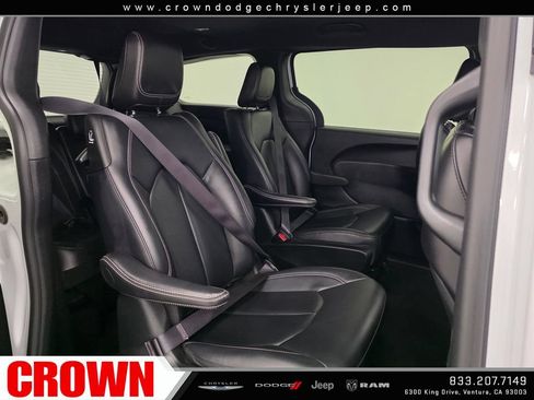 Used 2024 Chrysler Pacifica Limited FWD image 16