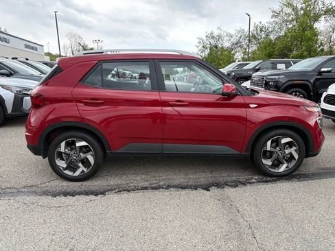 Used 2023 Hyundai Venue Limited w/ Cargo Package FWD image 3