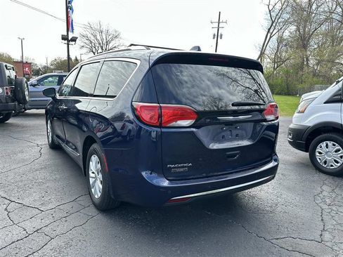 Used 2018 Chrysler Pacifica Touring-L Plus FWD image 4