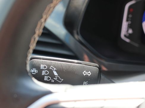 Used 2022 Volkswagen Taos SEL image 26