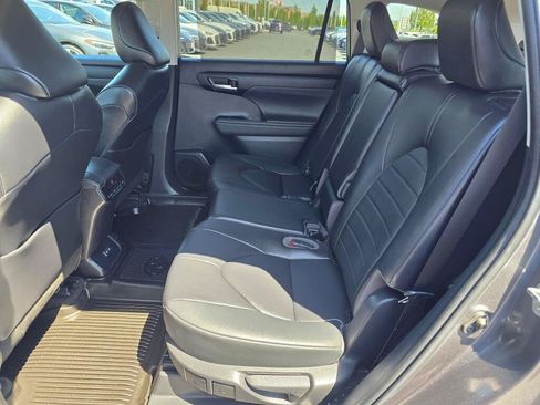 Used 2023 Toyota Highlander XLE AWD/4WD image 20