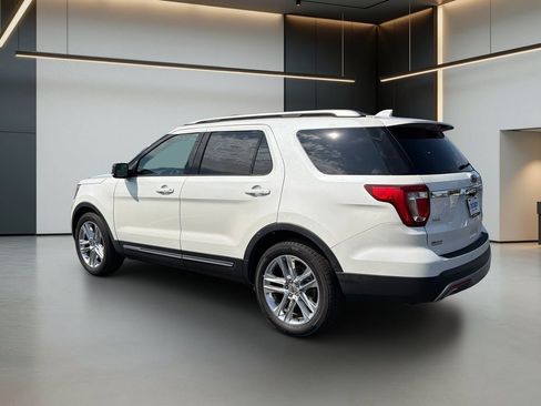 Used 2016 Ford Explorer XLT w/ Equipment Group 202A FWD image 3