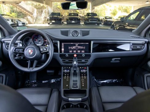 Certified 2026 Porsche Macan AWD/4WD image 34