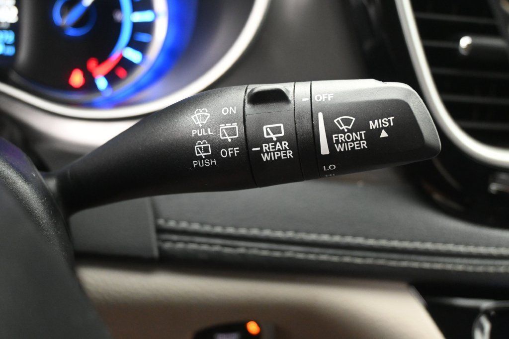 Used 2024 Chrysler Pacifica Limited FWD image 17