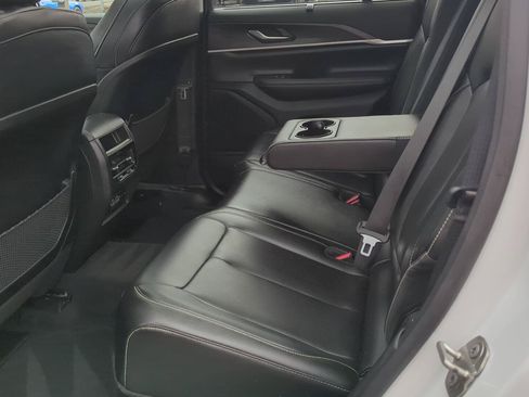 Used 2024 Jeep Grand Cherokee Limited w/ Luxury Tech Group II AWD/4WD image 11
