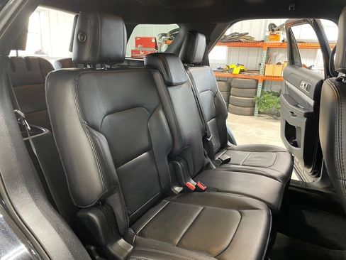 Used 2017 Ford Explorer XLT w/ Equipment Group 202A AWD/4WD image 23