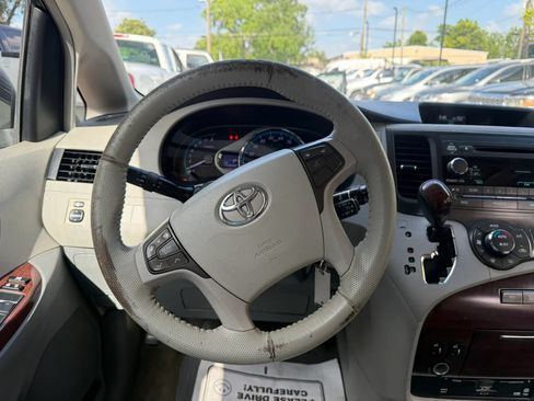 Used 2011 Toyota Sienna XLE w/ Entertainment Pkg FWD image 11