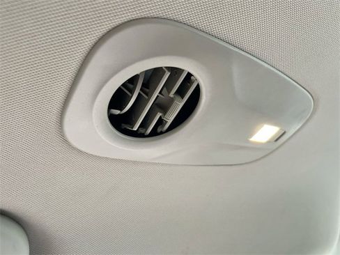 Used 2020 Chrysler Voyager Lxi image 20