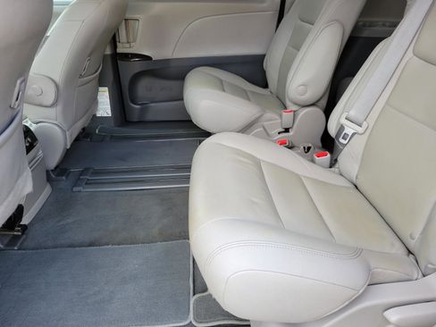 Used 2020 Toyota Sienna XLE image 20