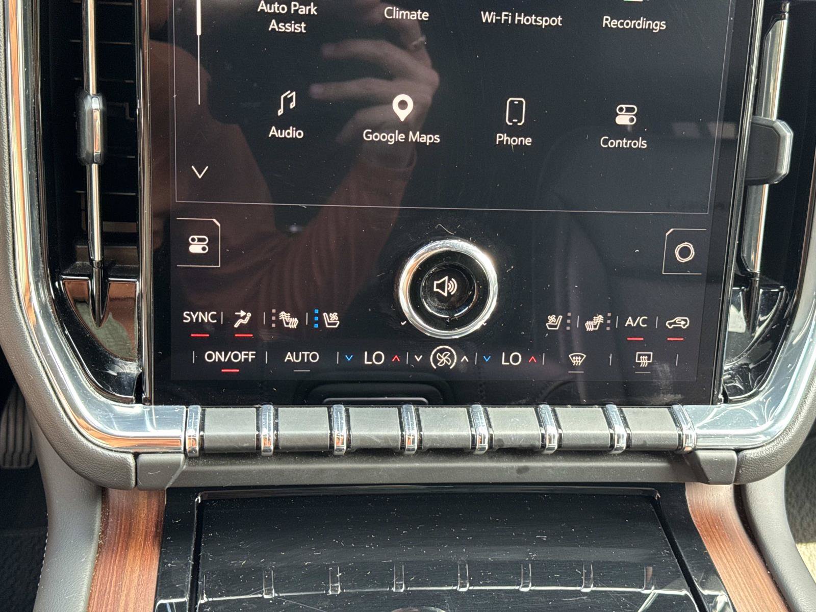 Used 2025 GMC Yukon XL Denali AWD/4WD image 24