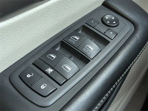 Used 2021 Chrysler Voyager Lxi image 20