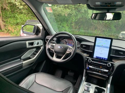 Used 2022 Ford Explorer Limited w/ Limited Technology Package image 35