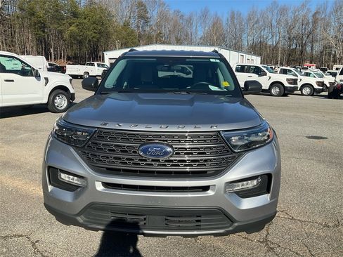 Used 2021 Ford Explorer XLT w/ Equipment Group 202A image 2
