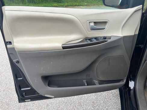 Used 2016 Toyota Sienna XLE FWD image 22
